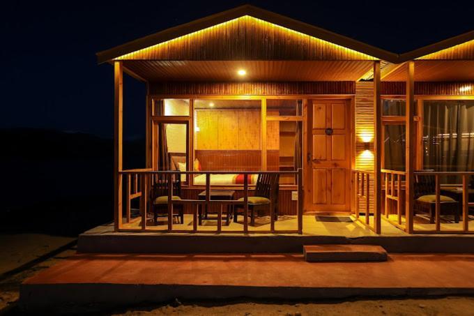 Snow Pine Luxury Wooden Cottage Tangtse Exterior photo